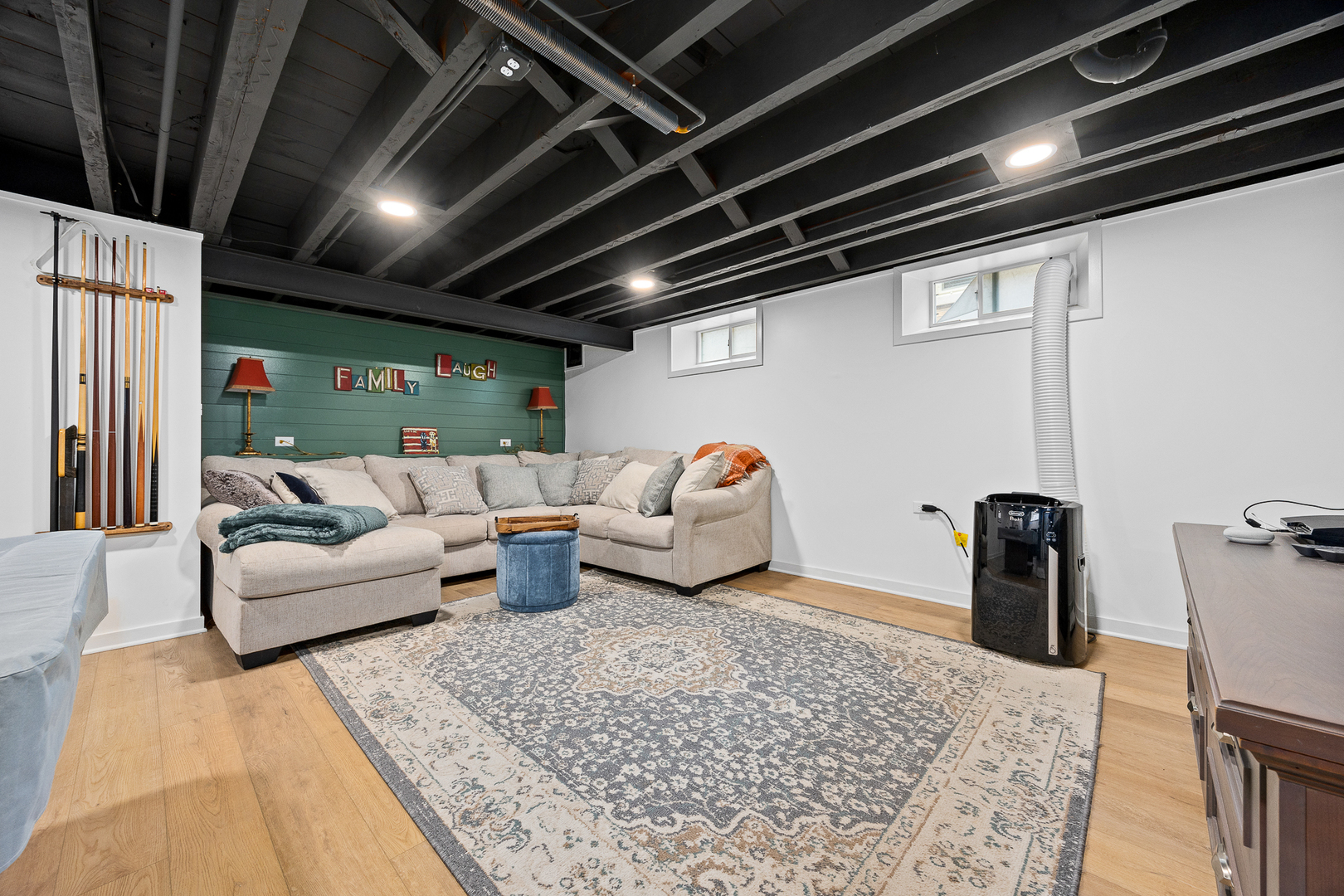 937 ROBINHOOD Lane
