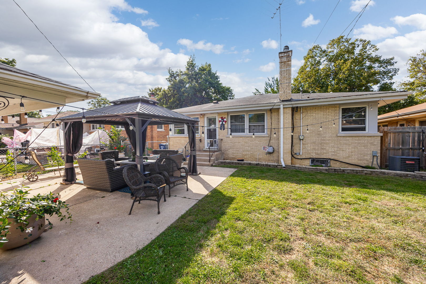 937 ROBINHOOD Lane
