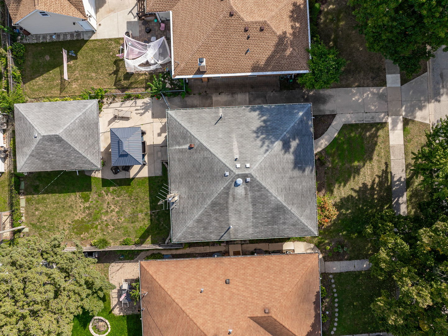 937 ROBINHOOD Lane