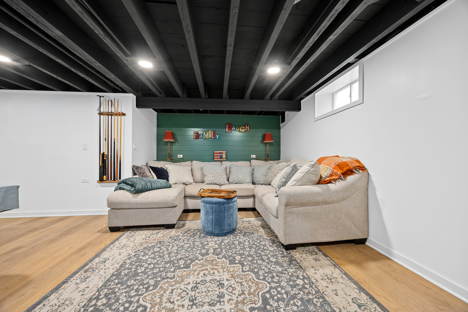 937 ROBINHOOD Lane