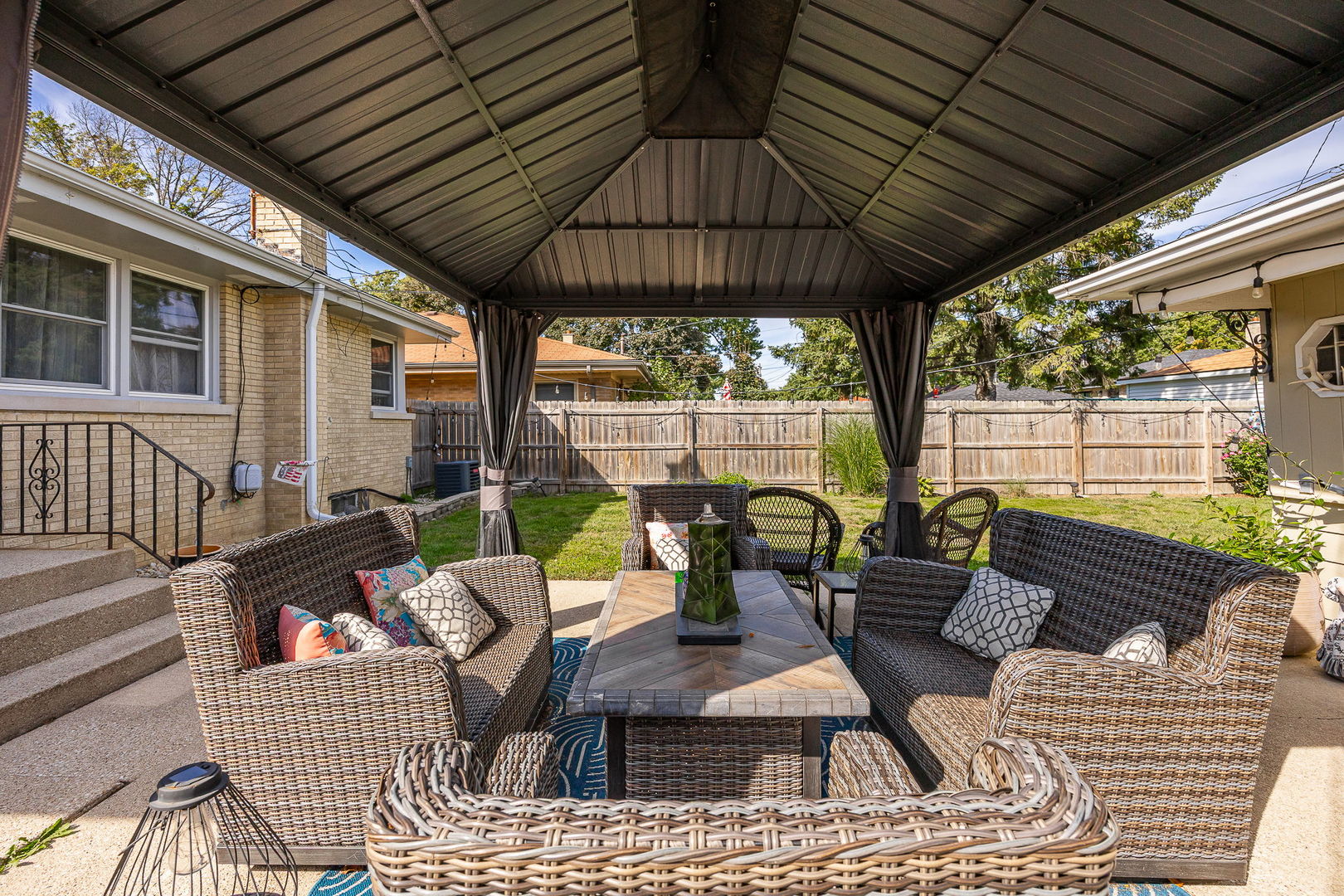 937 ROBINHOOD Lane