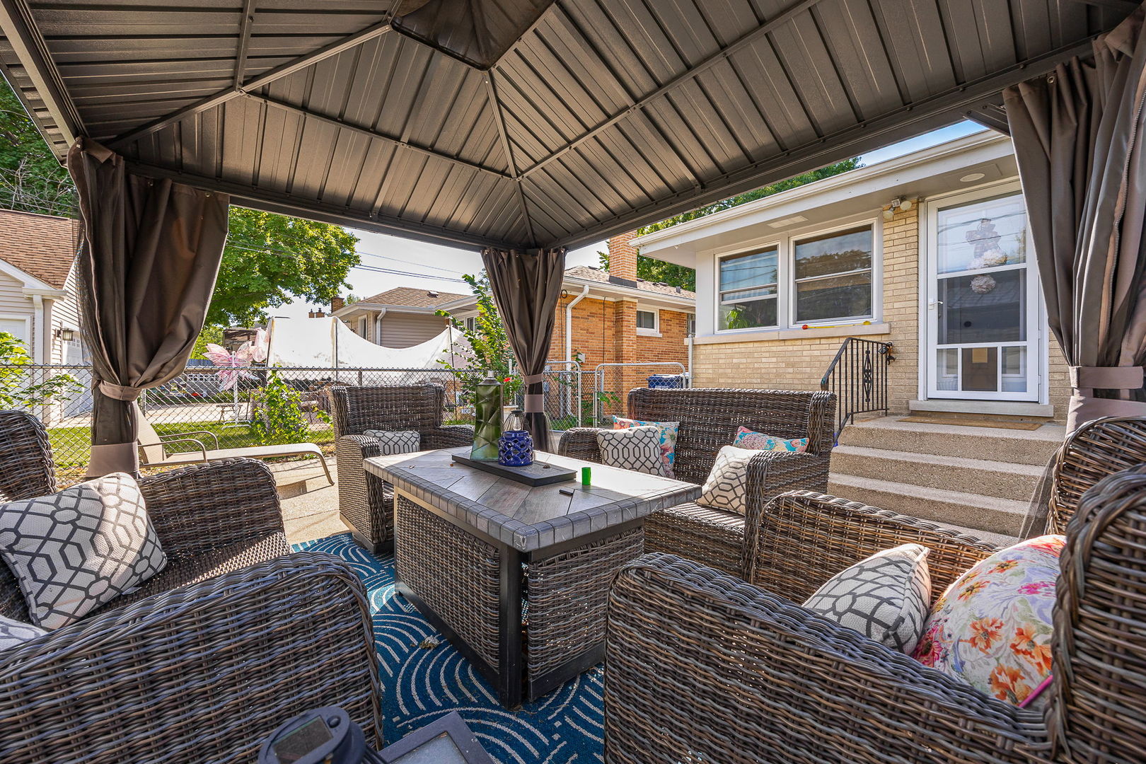 937 ROBINHOOD Lane