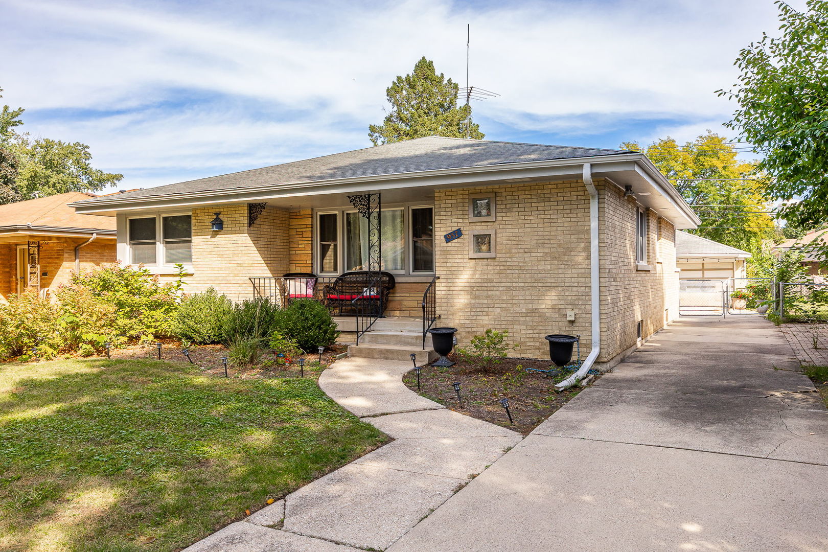 937 ROBINHOOD Lane