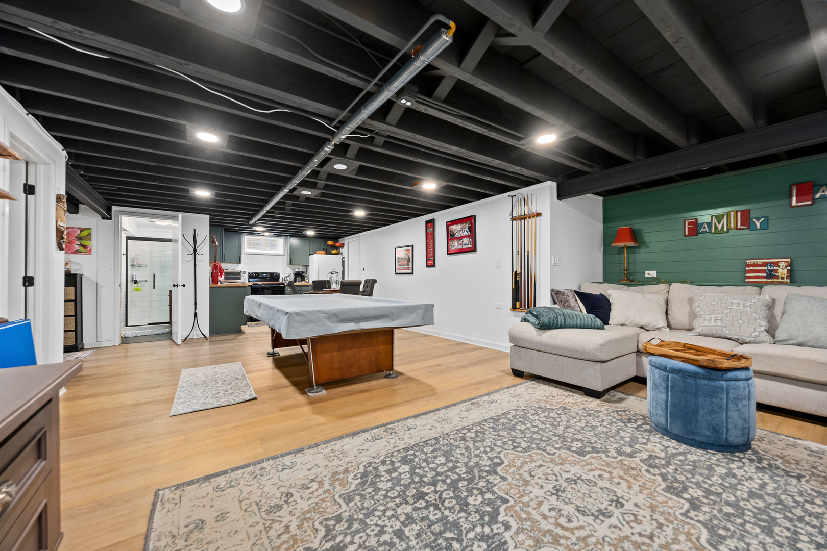 937 ROBINHOOD Lane