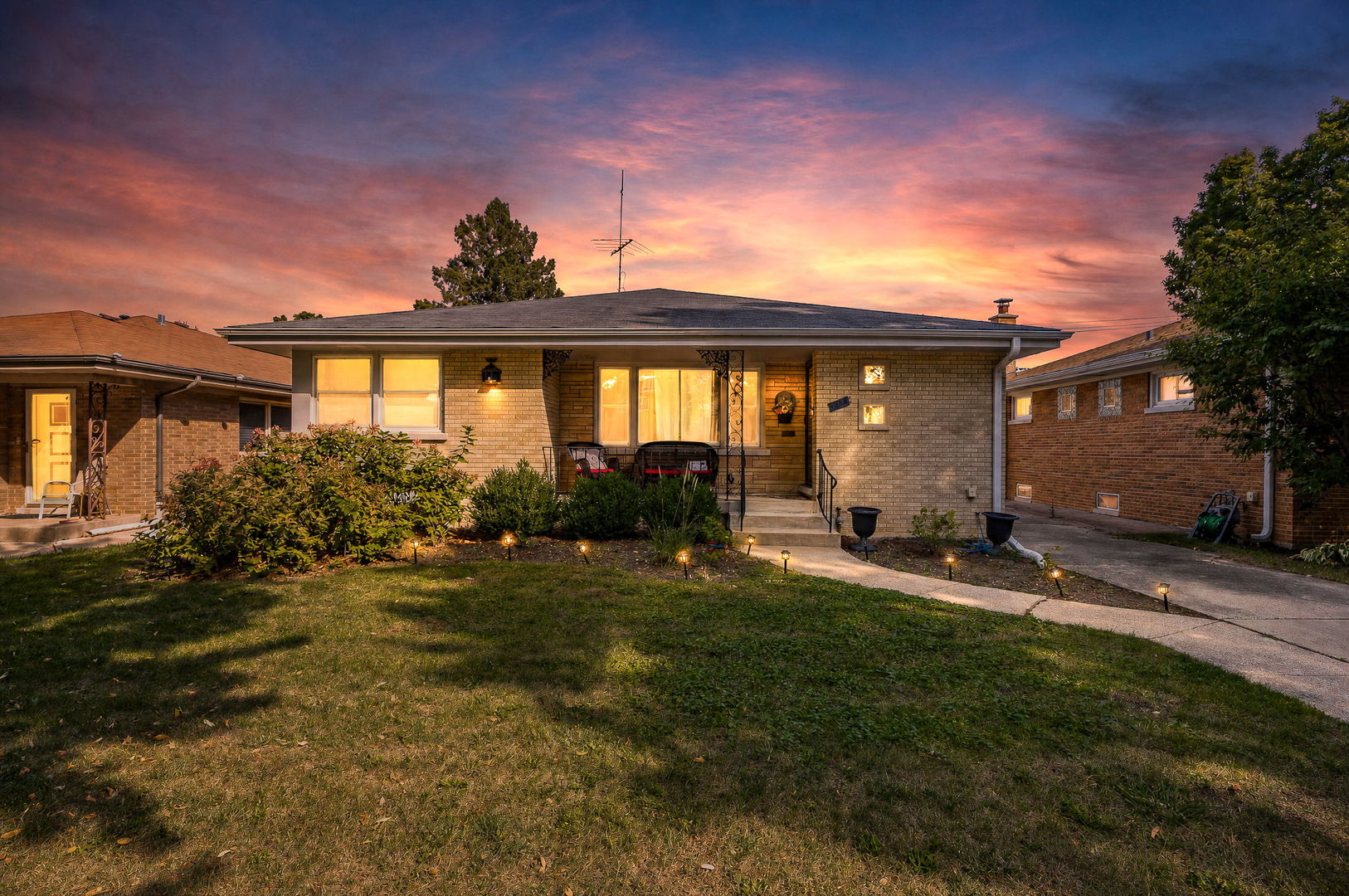 937 ROBINHOOD Lane