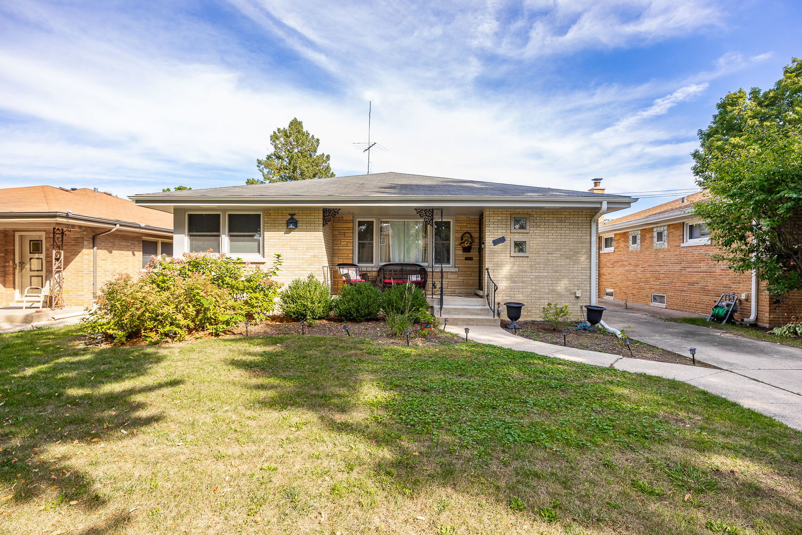 937 ROBINHOOD Lane