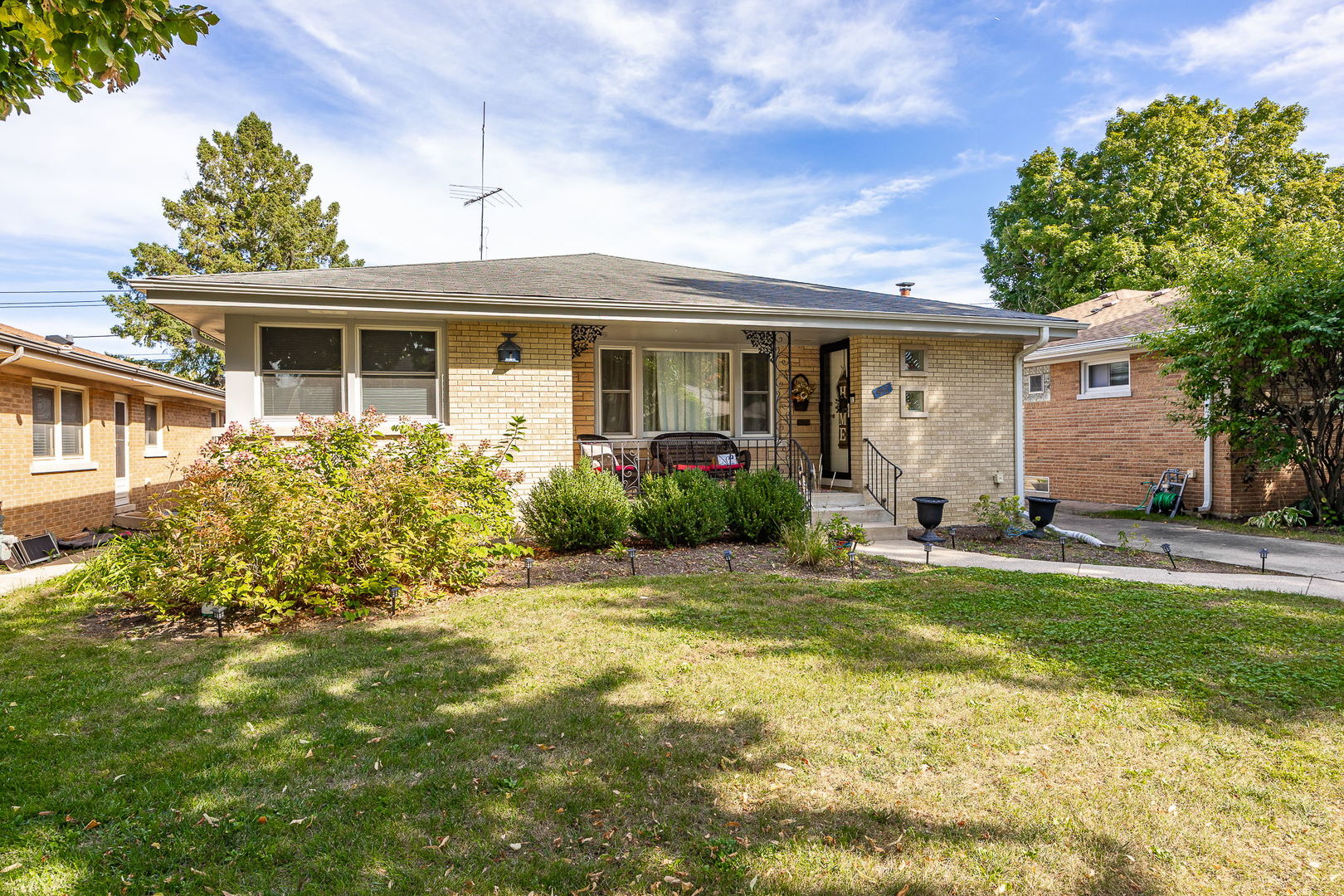937 ROBINHOOD Lane