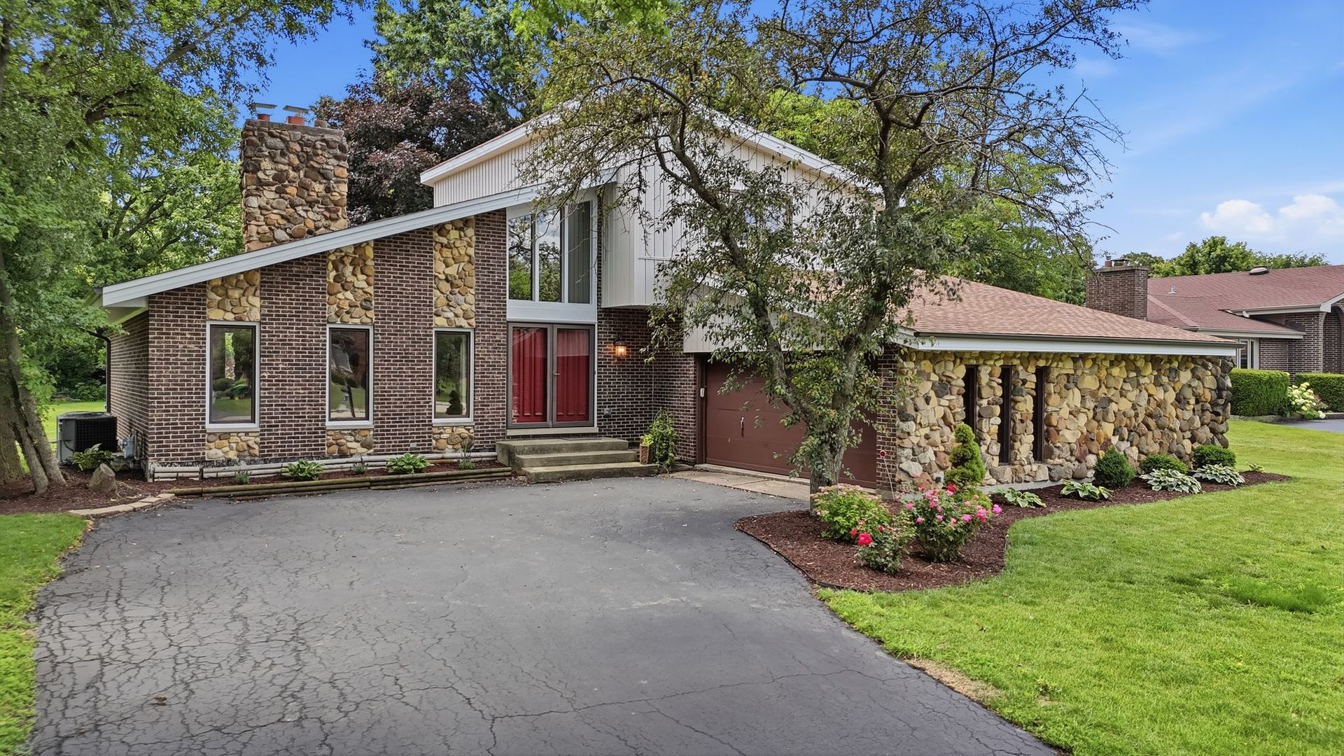 19W471 Deerpath Lane