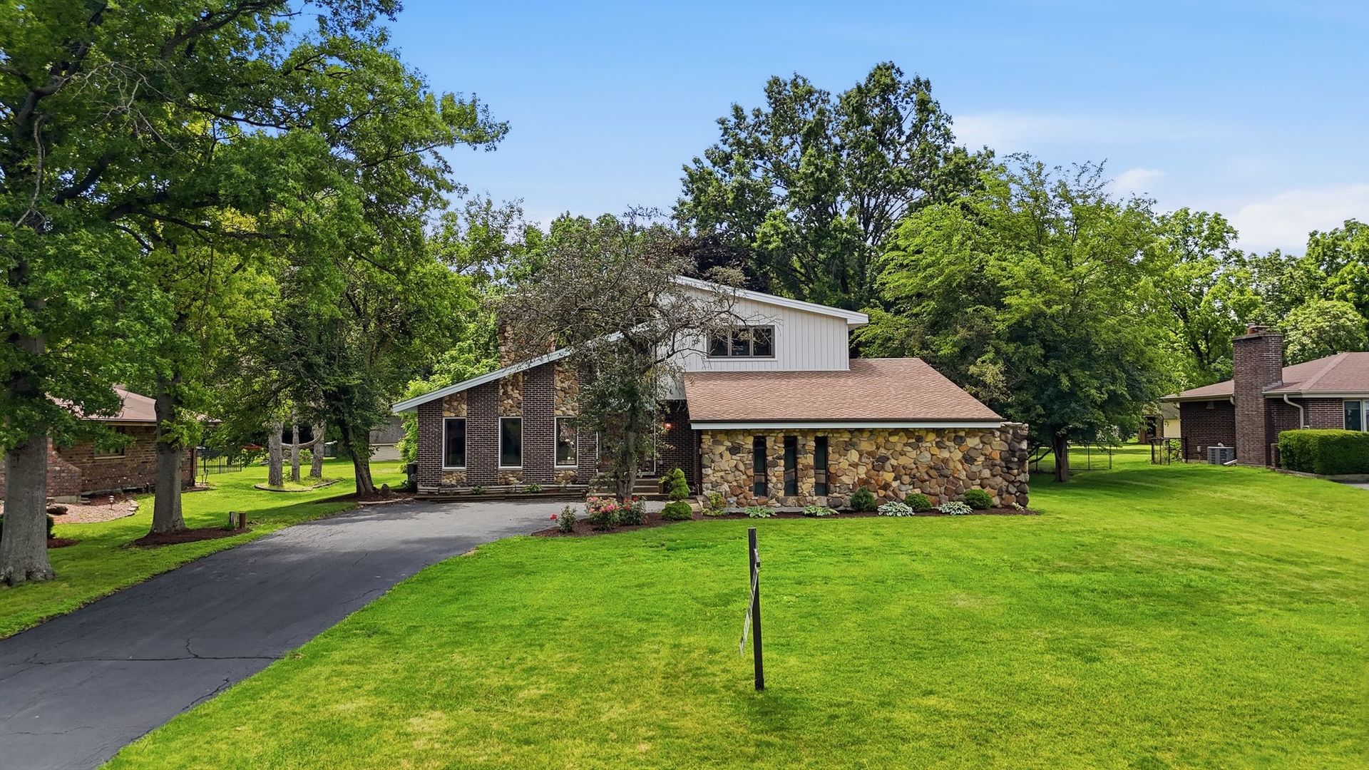 19W471 Deerpath Lane