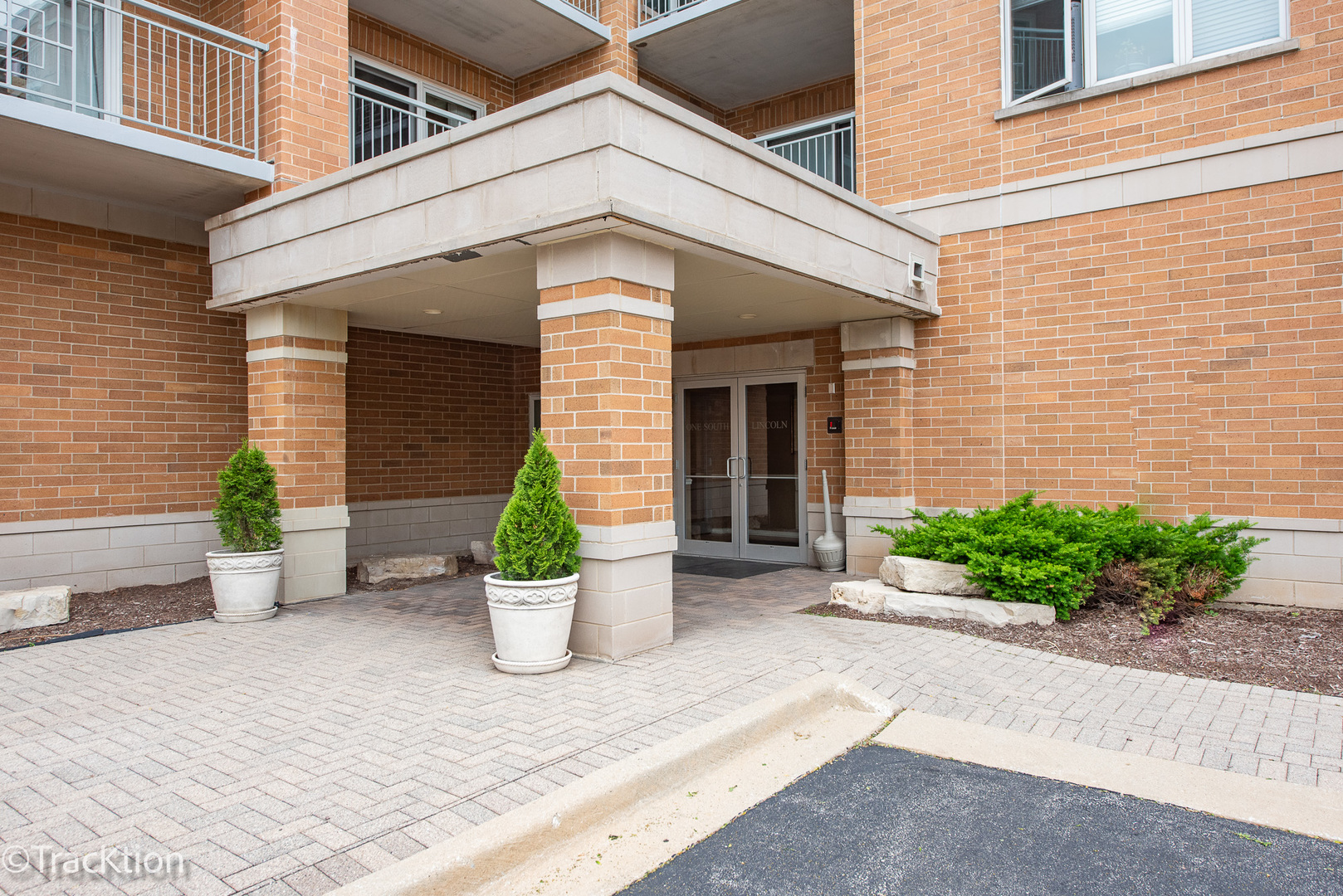 1 S Lincoln Avenue Unit: 208