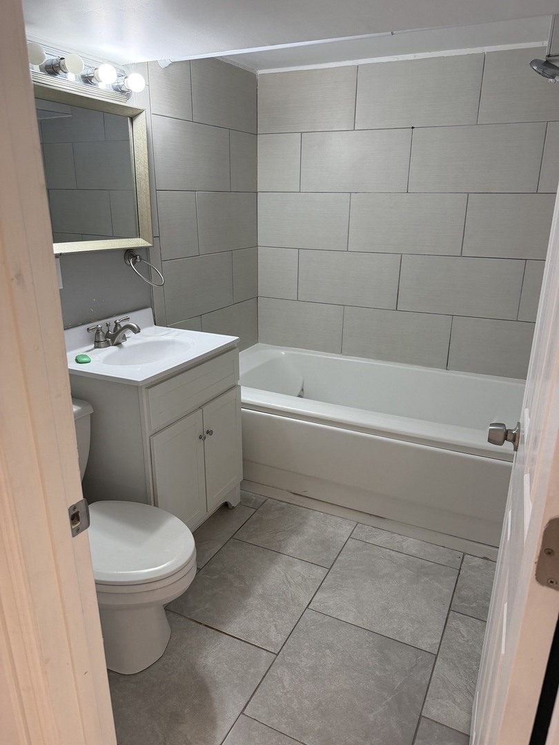 125 E North Avenue Unit: B