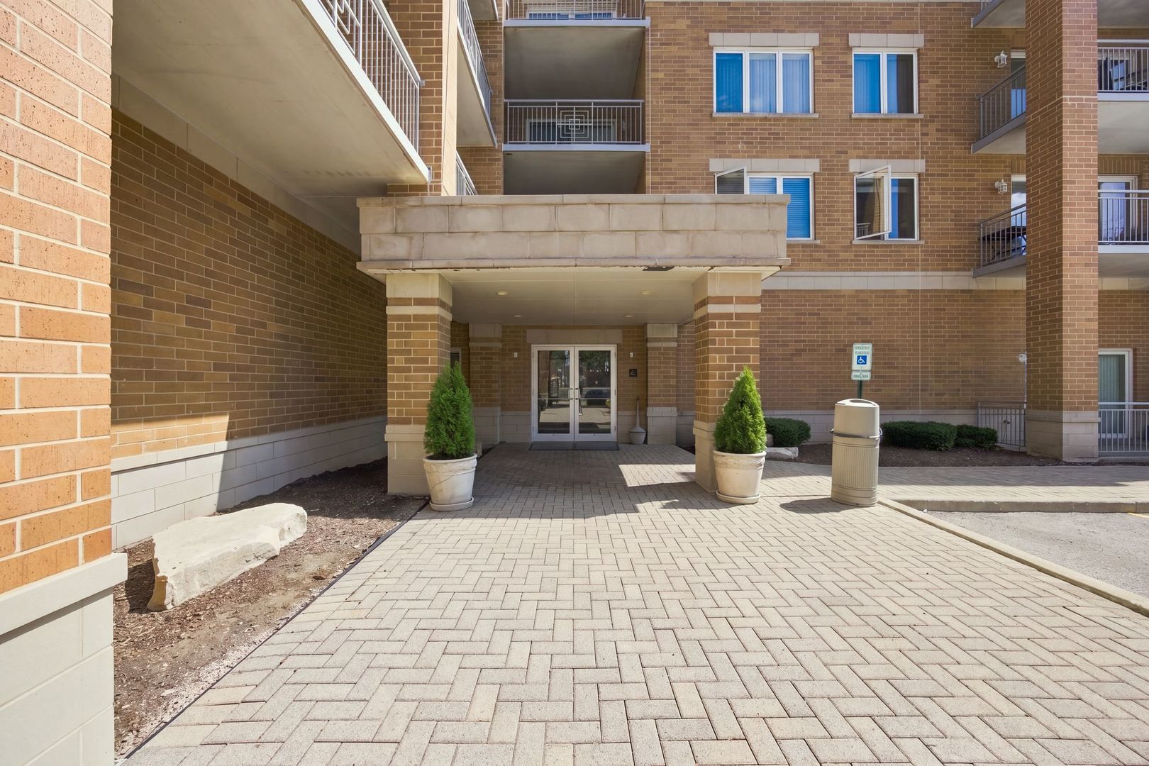 1 S Lincoln Avenue Unit: 203