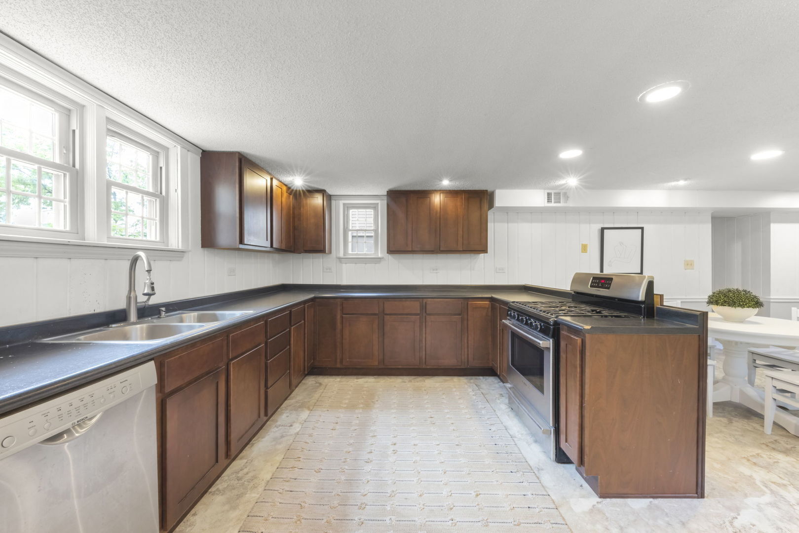 828 E 14th Street