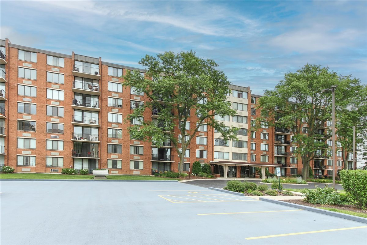 2000 Saint Regis Drive Unit: 6J