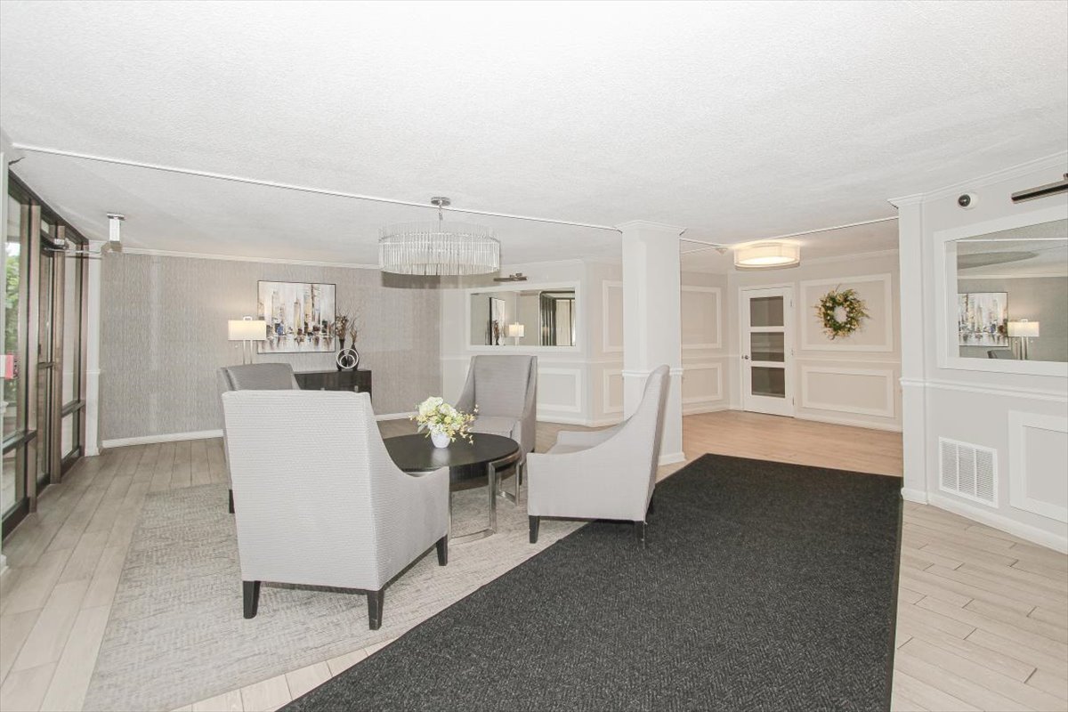 2000 Saint Regis Drive Unit: 6J