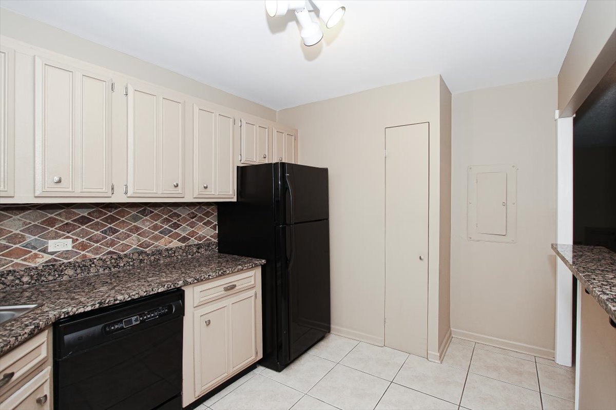 2000 Saint Regis Drive Unit: 6J