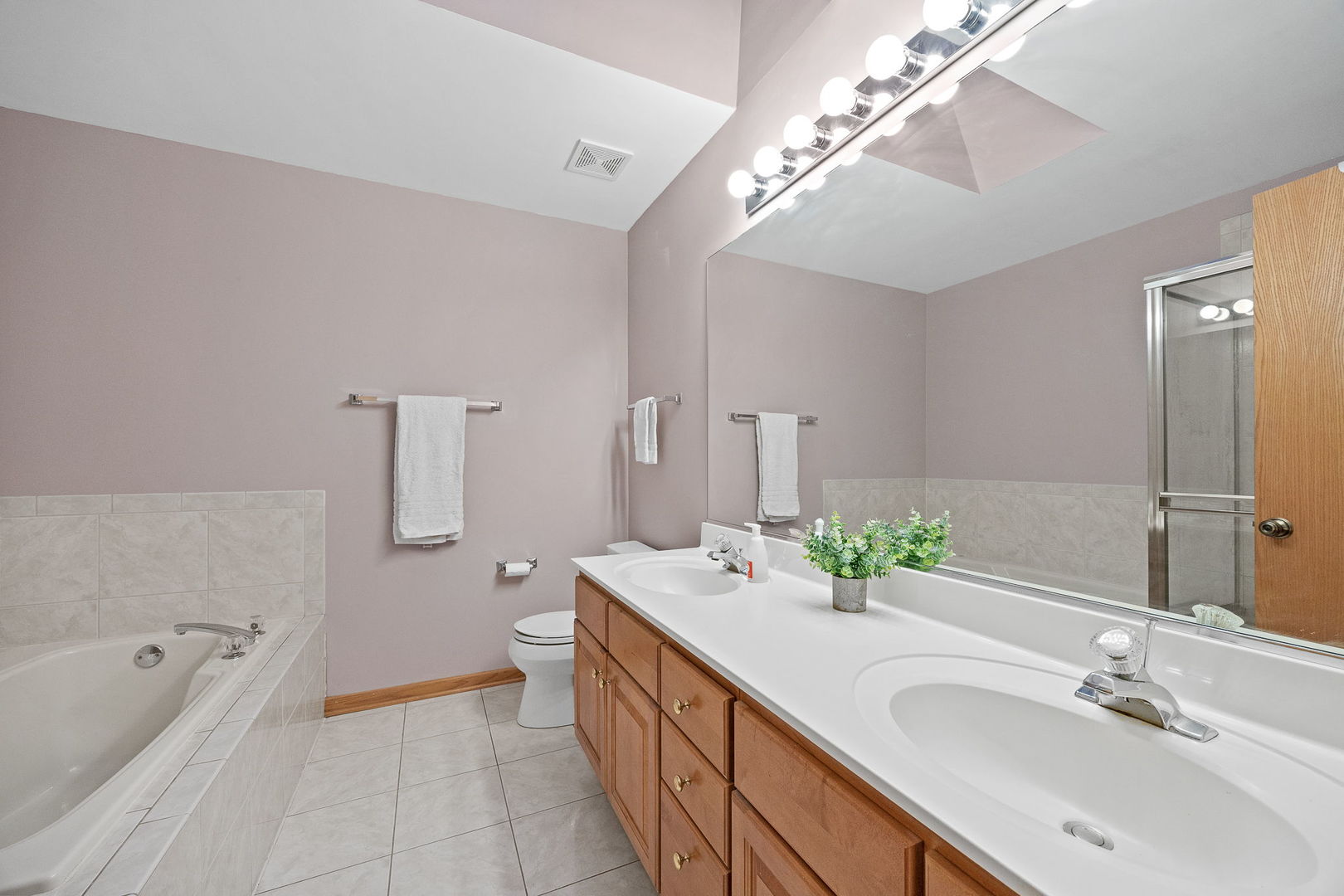2012 Clover Lane Unit: 2012