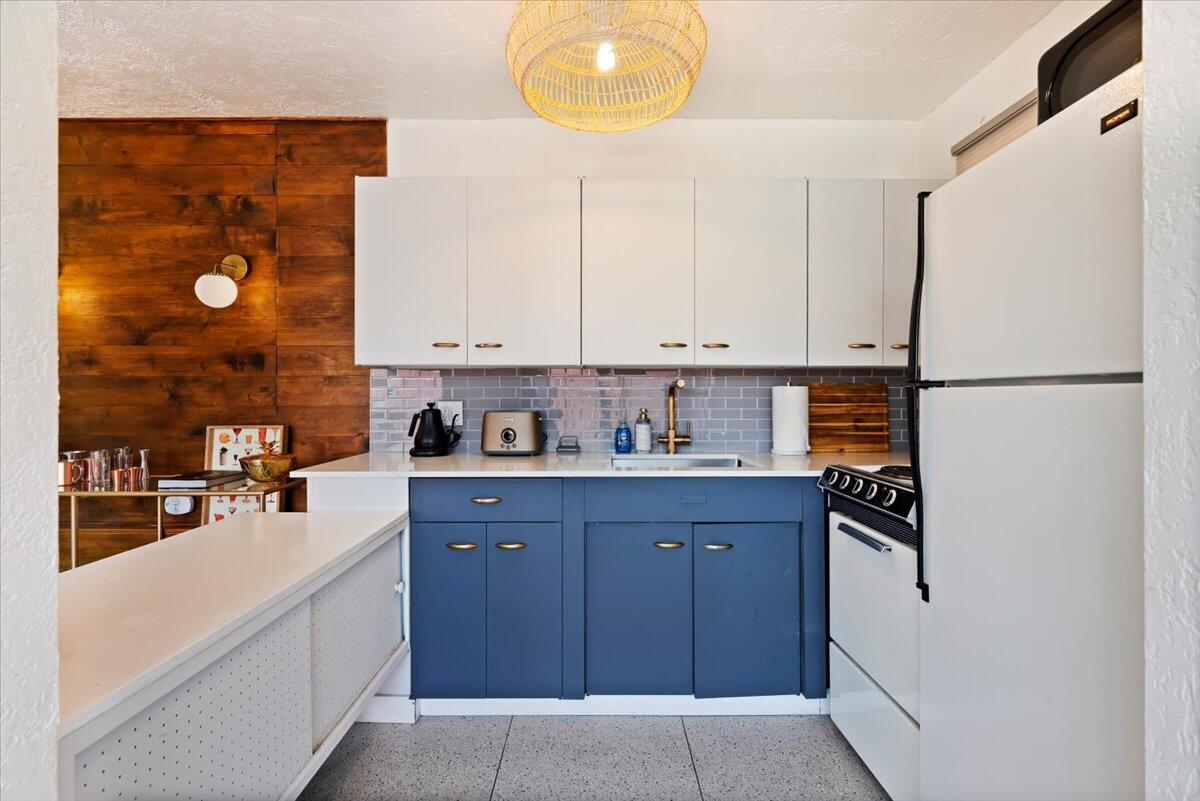 1111 E Palm Canyon DR Unit: 118