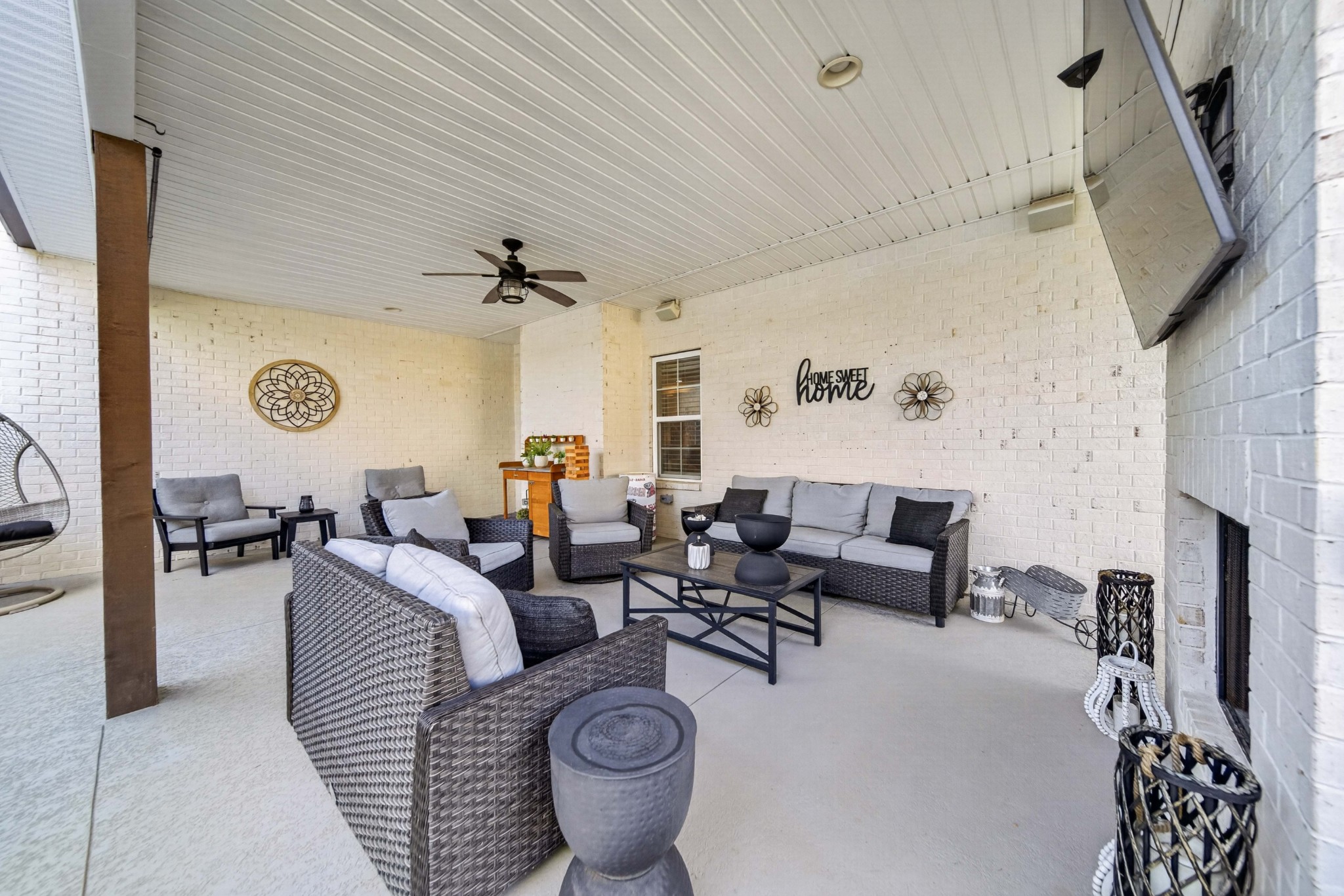 305 Fannis Cir