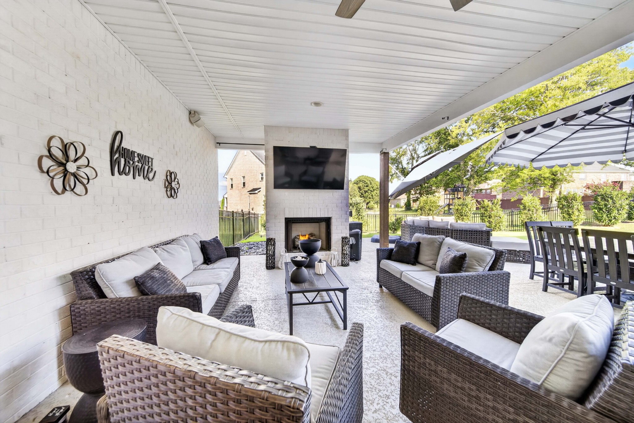 305 Fannis Cir