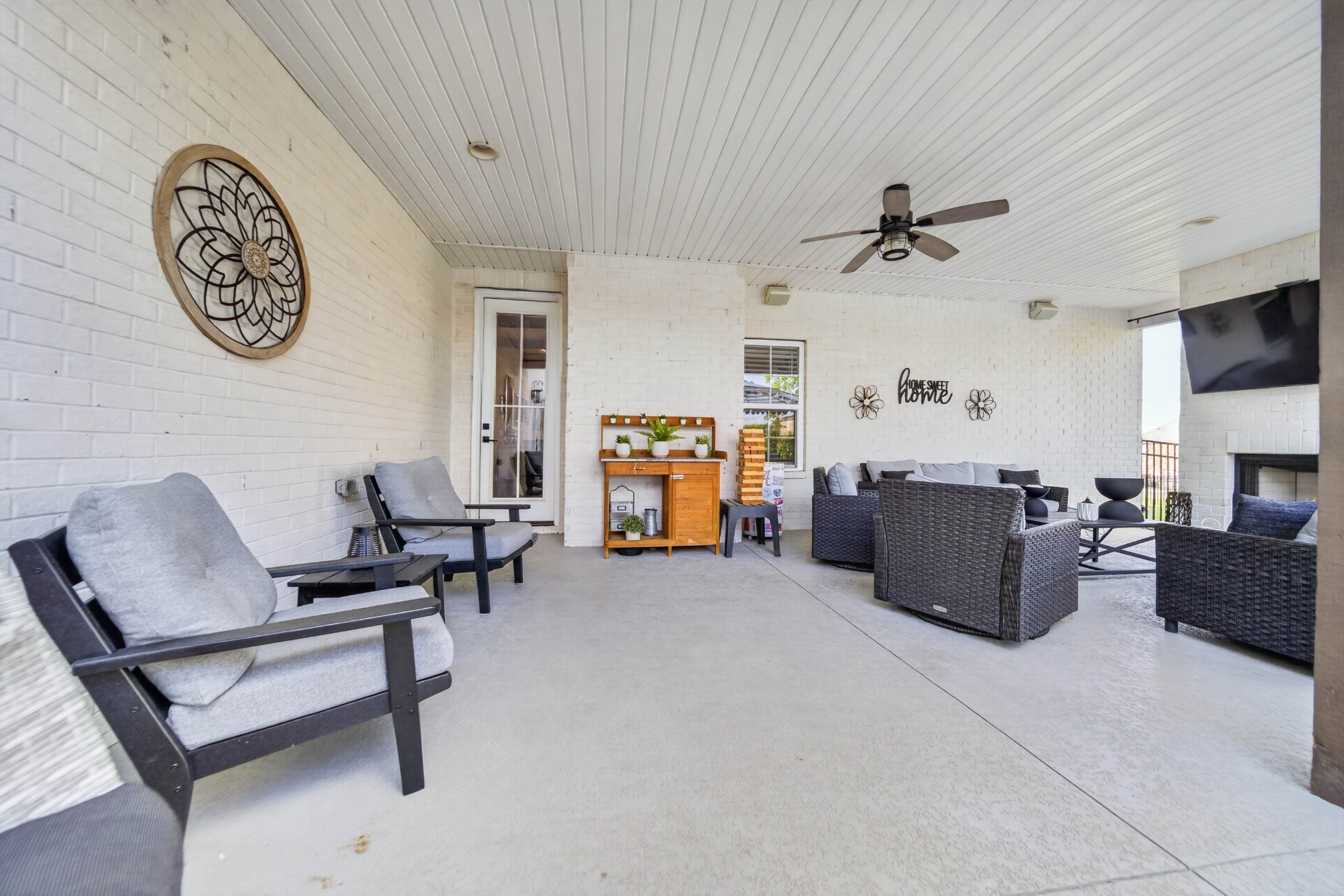 305 Fannis Cir