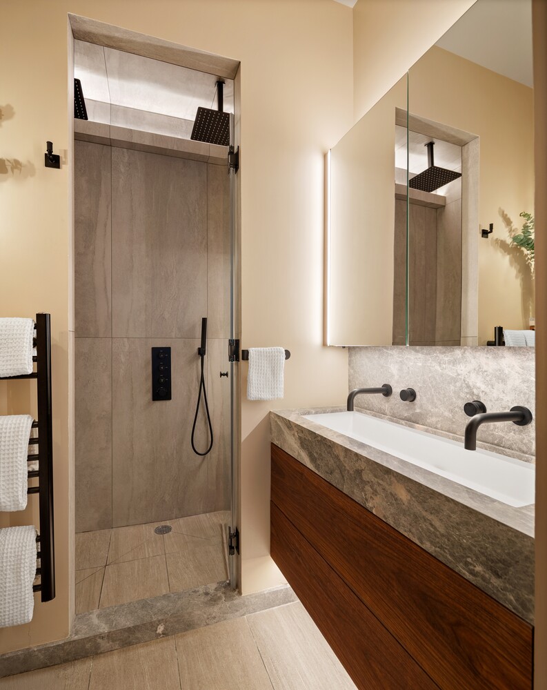 446 W 47TH Street PH5E