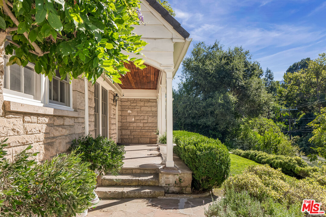 2370 Bowmont Dr