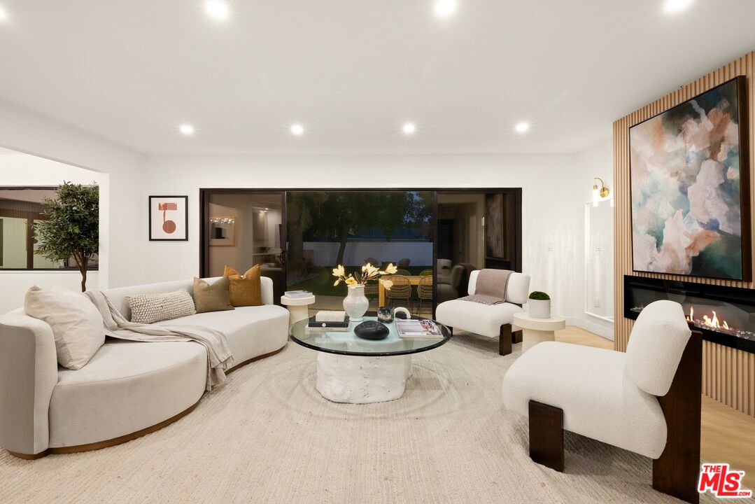 8356 Fallbrook Ave