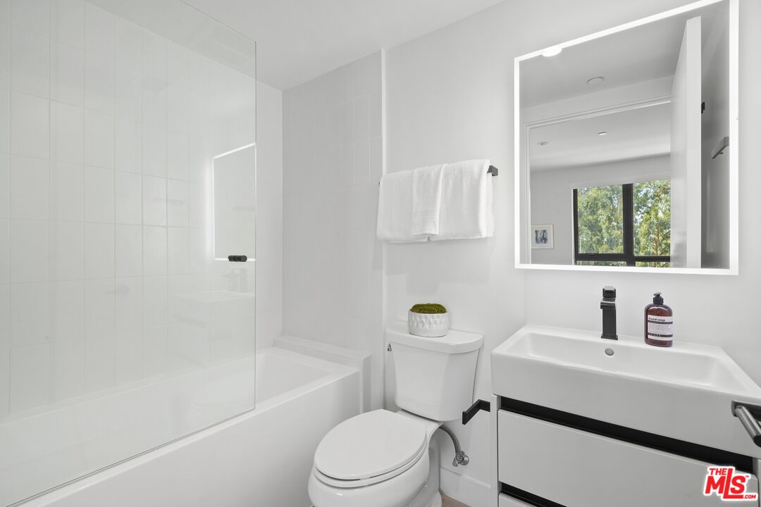 4506 Dockweiler St Unit: 305