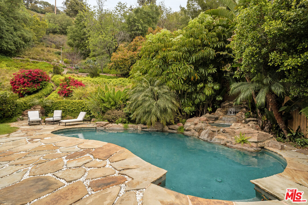 1260 N Bundy Dr