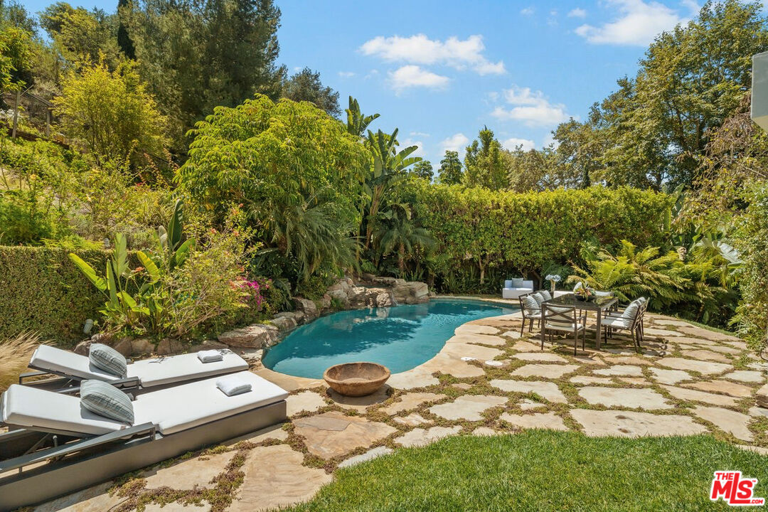 1260 N Bundy Dr