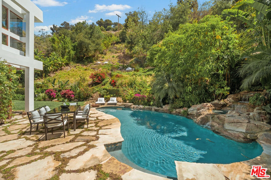 1260 N Bundy Dr