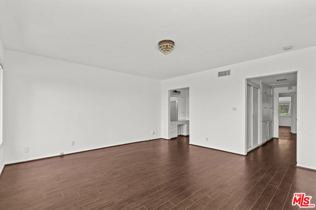 15205 Mulholland Dr