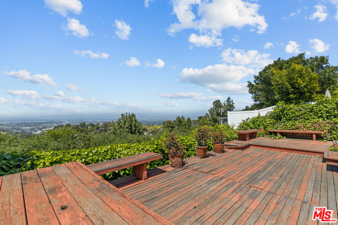 15205 Mulholland Dr