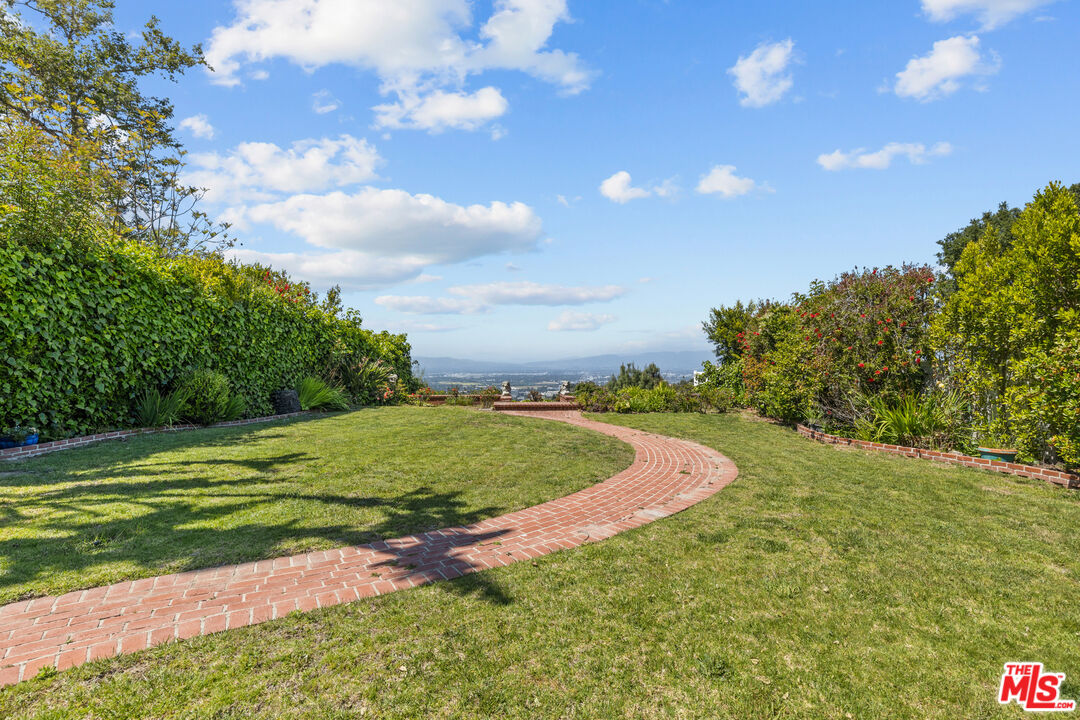 15205 Mulholland Dr