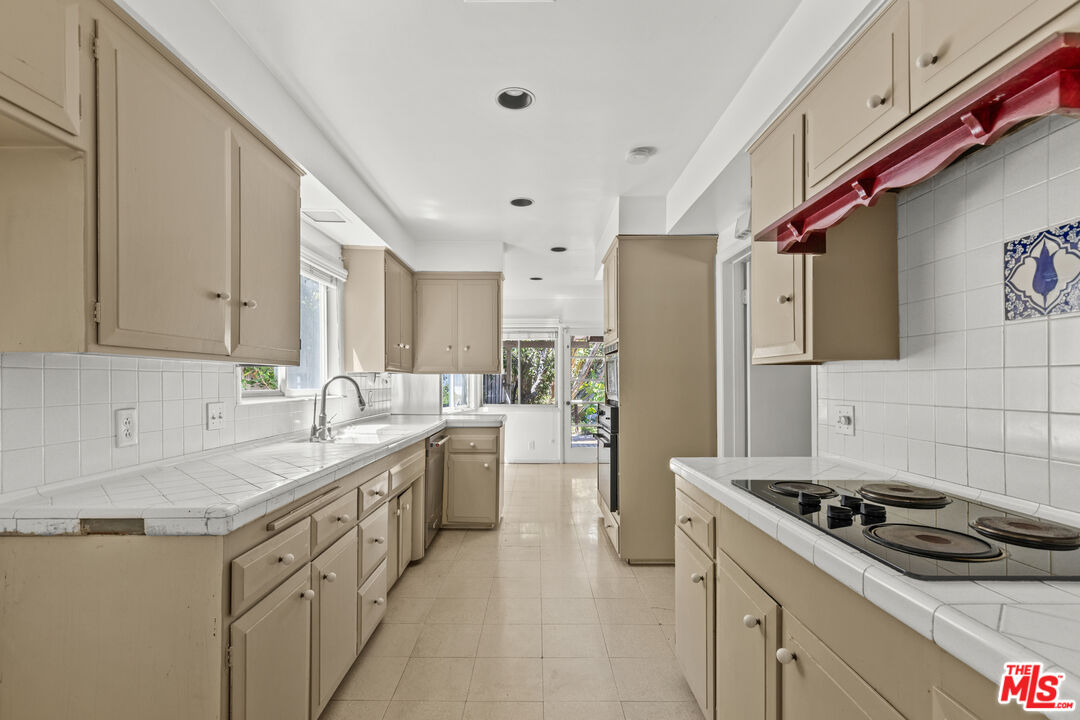 15205 Mulholland Dr