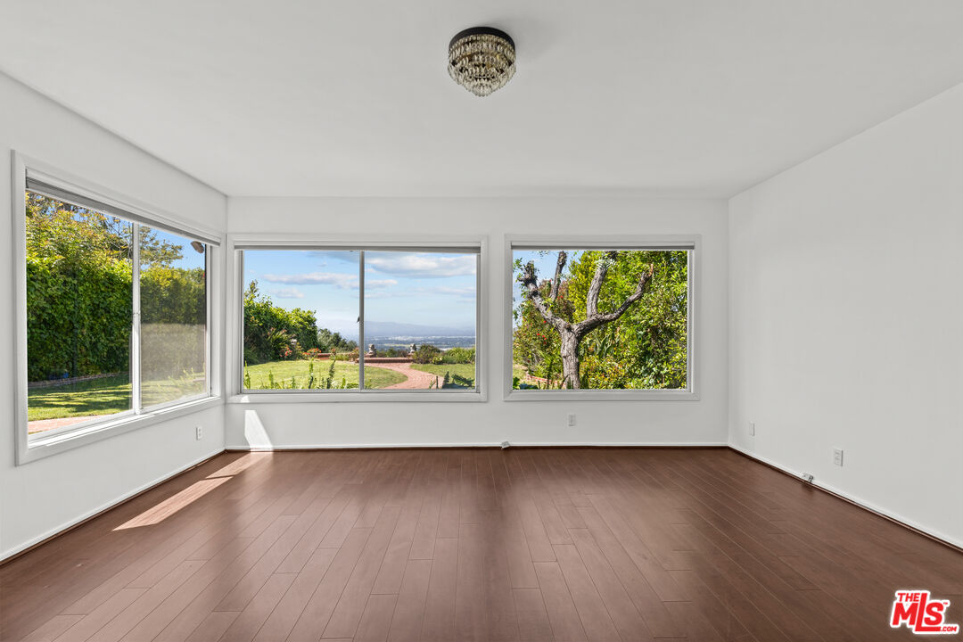 15205 Mulholland Dr