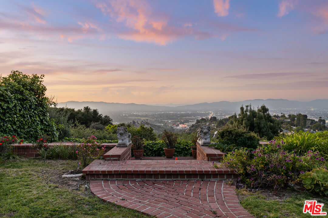 15205 Mulholland Dr