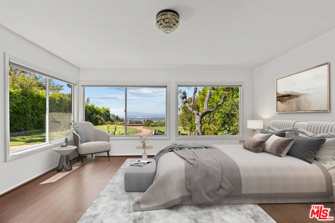 15205 Mulholland Dr