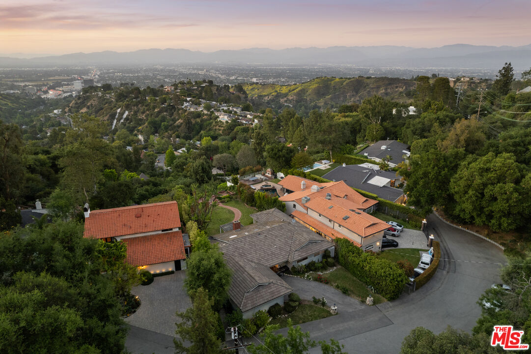 15205 Mulholland Dr