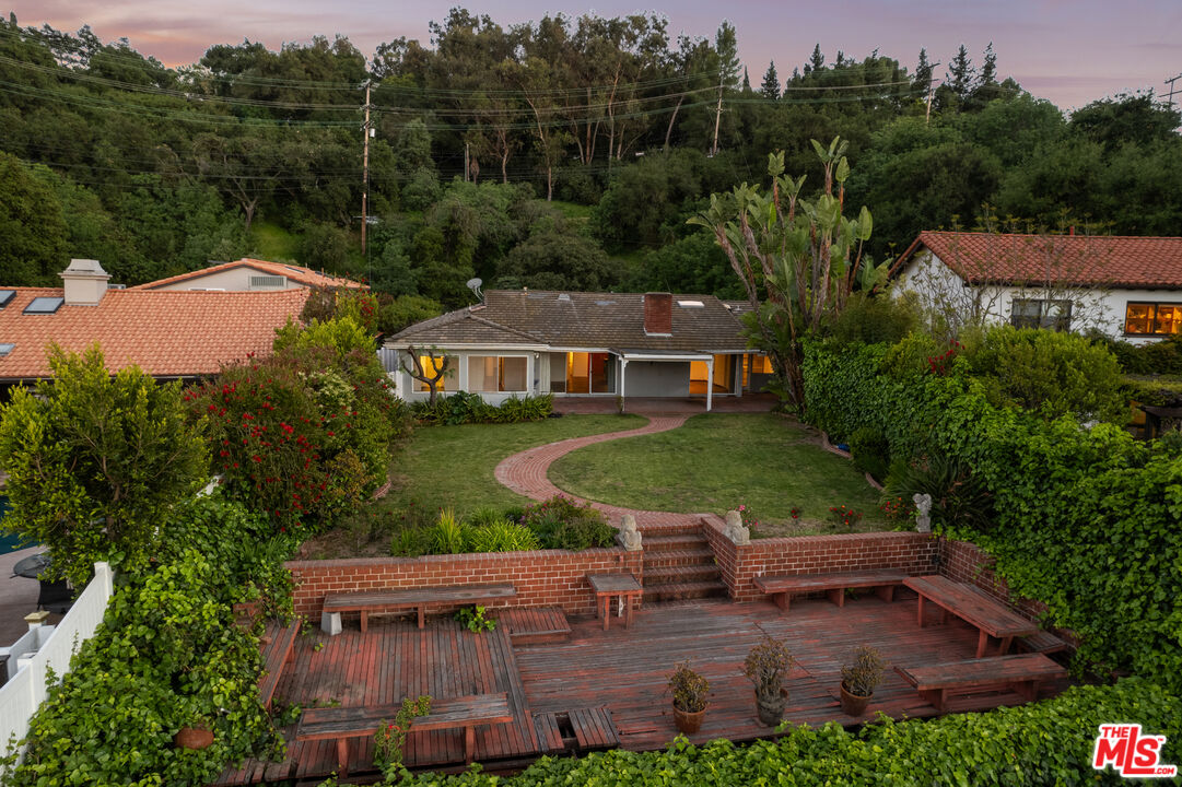 15205 Mulholland Dr
