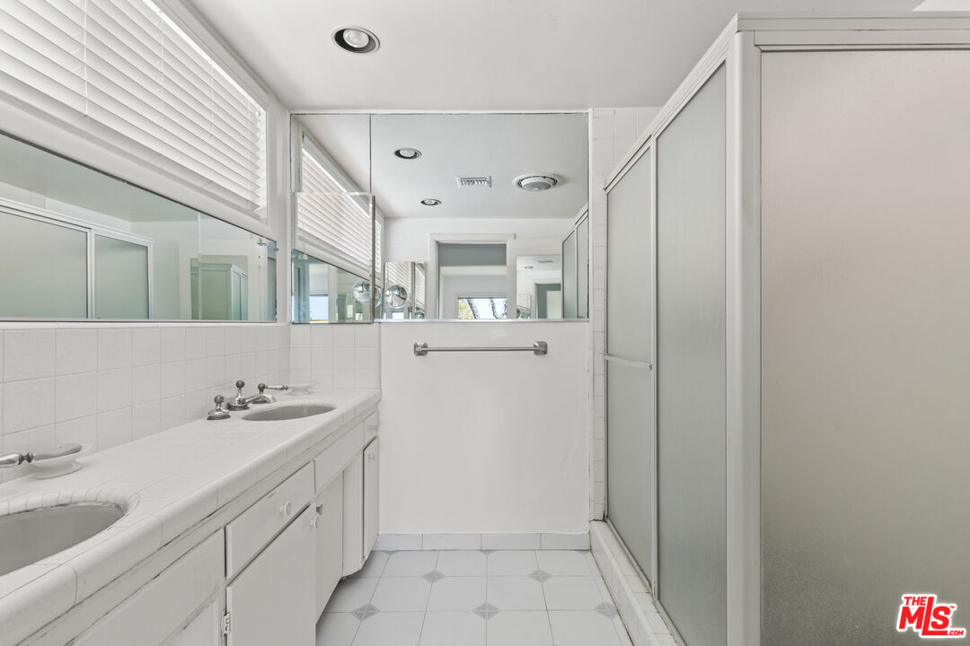 15205 Mulholland Dr
