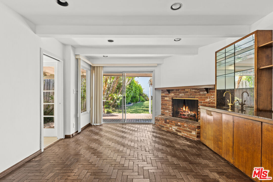 15205 Mulholland Dr