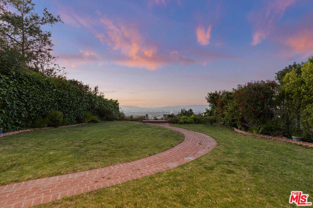 15205 Mulholland Dr