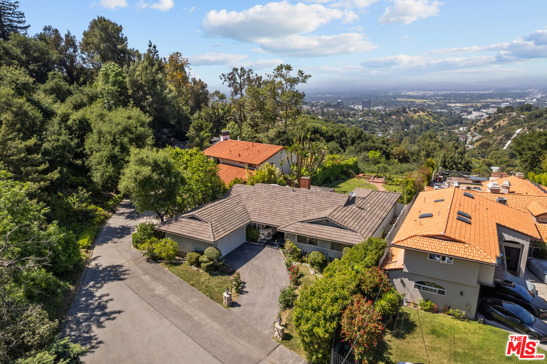 15205 Mulholland Dr
