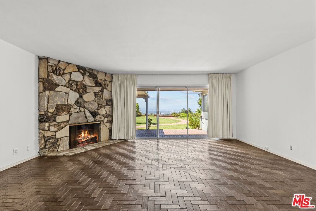 15205 Mulholland Dr