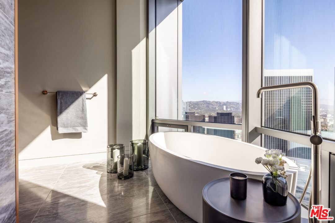 211 W Elm Ct Unit: 8D