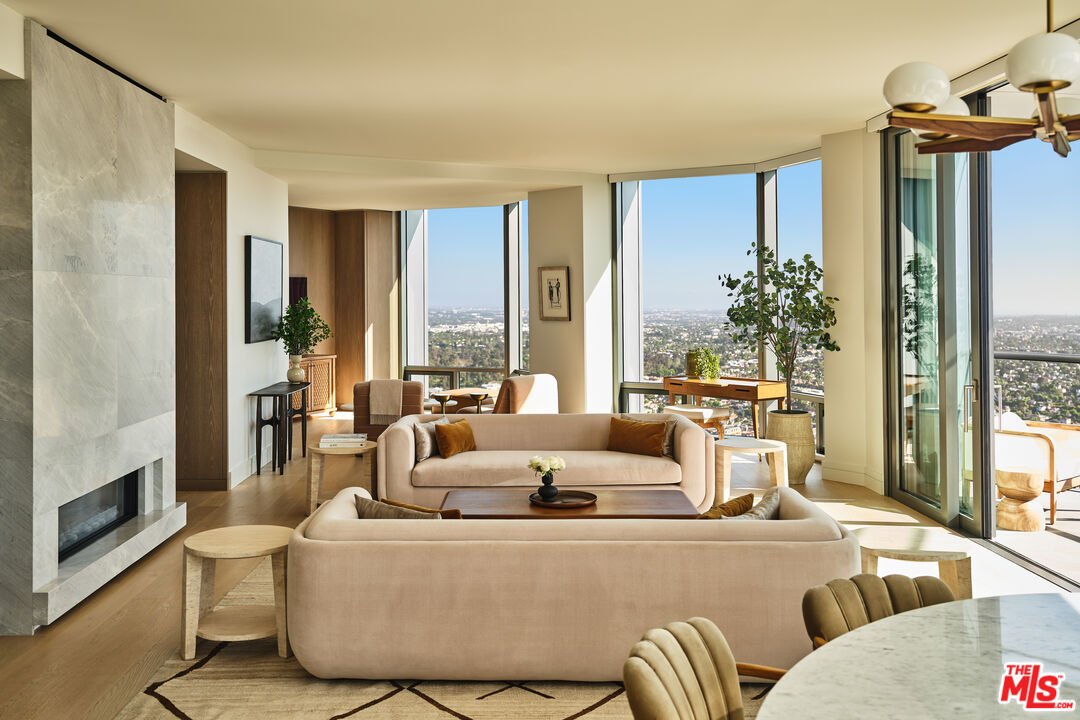 211 W Elm Ct Unit: 8D