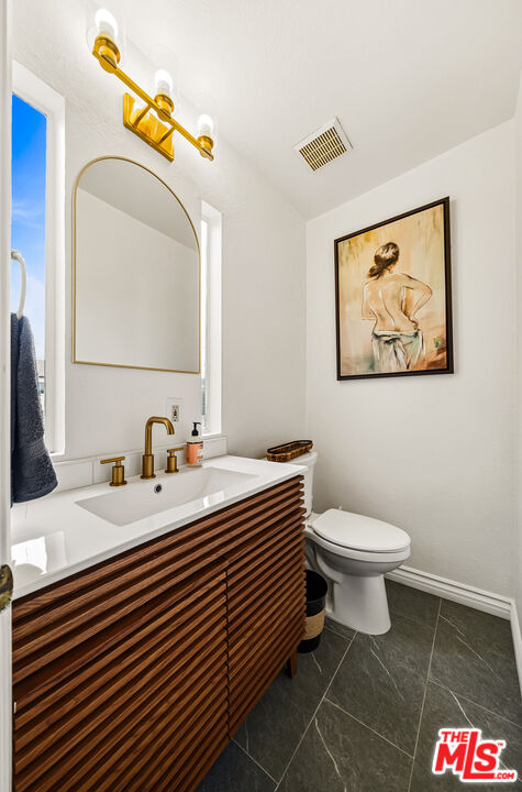 906 N Kings Rd Unit: 7