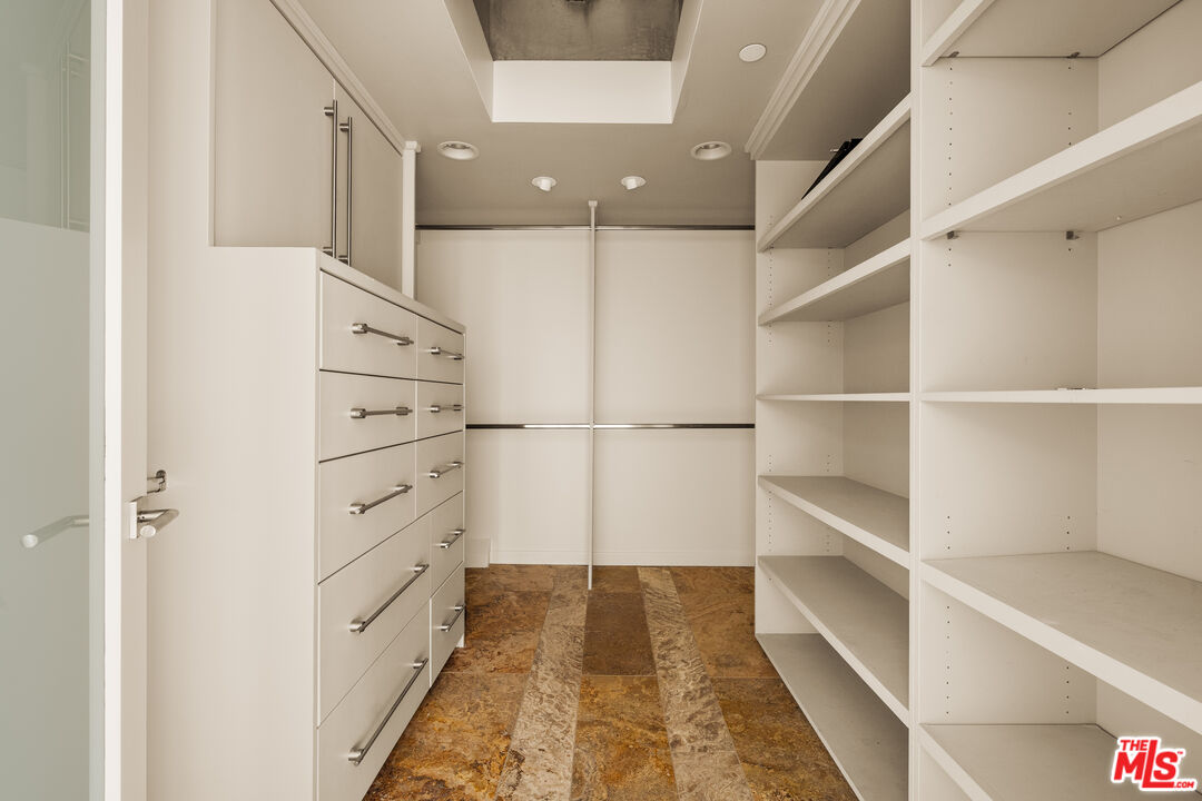 1825 Ocean Dr